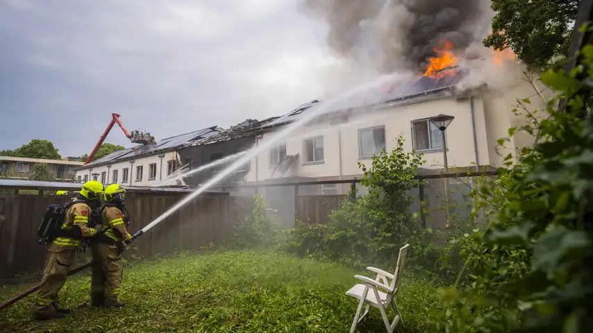 steeds-meer-daken-hebben-zonnepanelen-maar-hoe-blussen-we-die-bij-brand.jpg